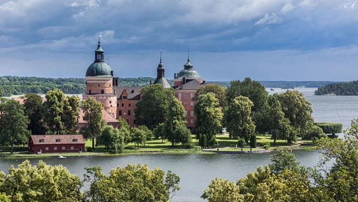 https://www.welma.se/wp-content/uploads/2022/06/Gripsholm_fran_Hjorthagensberget1_Juli2019_FotoYAH.webp