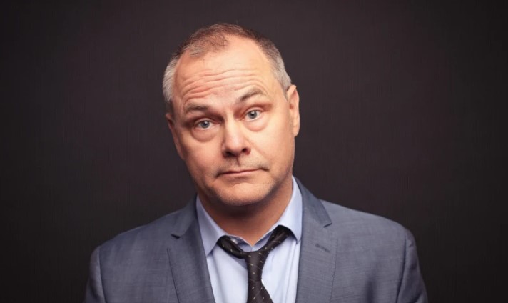 https://www.welma.se/wp-content/uploads/2023/01/jack-dee-humor.jpg