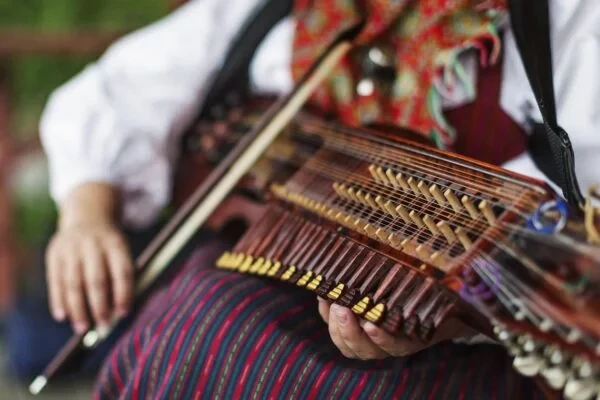 https://www.welma.se/wp-content/uploads/2024/03/skansen-spelman-folkmusik.webp