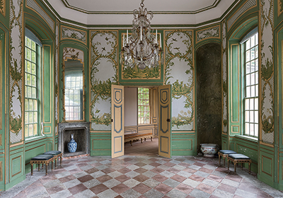 https://www.welma.se/wp-content/uploads/2024/06/3_kina-slott-grona-salongen-foto-sanna-argus-tiren-2.png