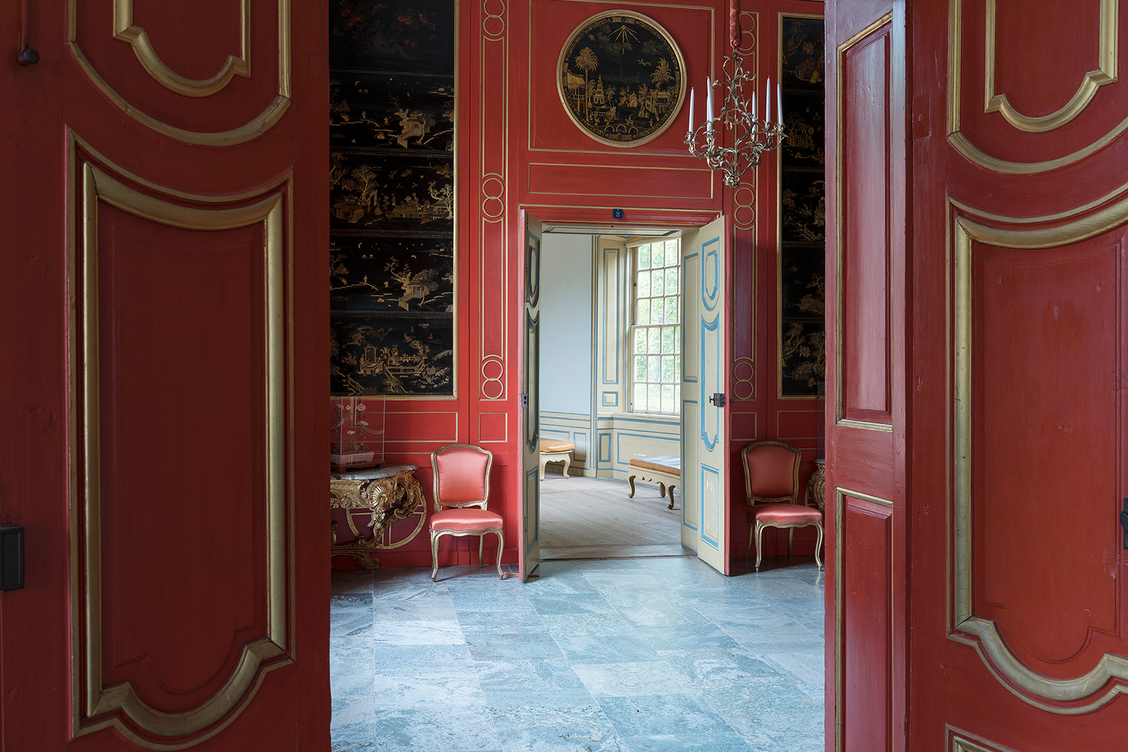 https://www.welma.se/wp-content/uploads/2025/06/kina-slott-roda-rummet-foto-sanna-argus-tiren.jpg